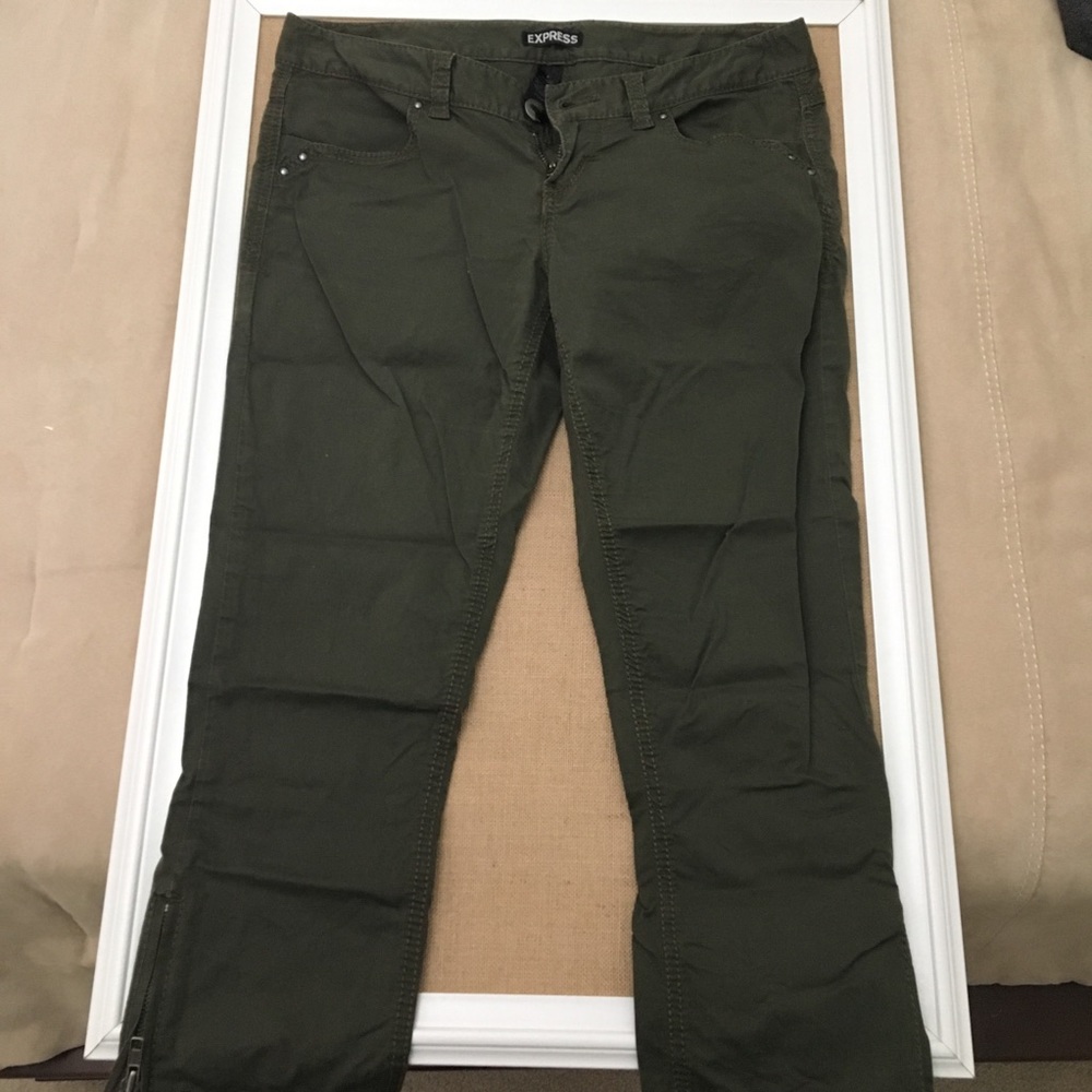 Express camo green cropped pants